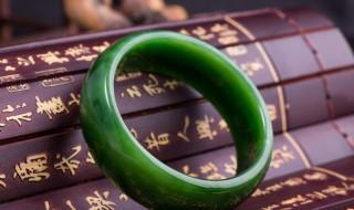 拍卖的翡翠手镯怎么保养,翡翠手镯买回来怎么保养