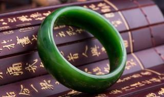 翡翠磕碰泛白怎么办 翡翠手镯磕到的地方会发白吗